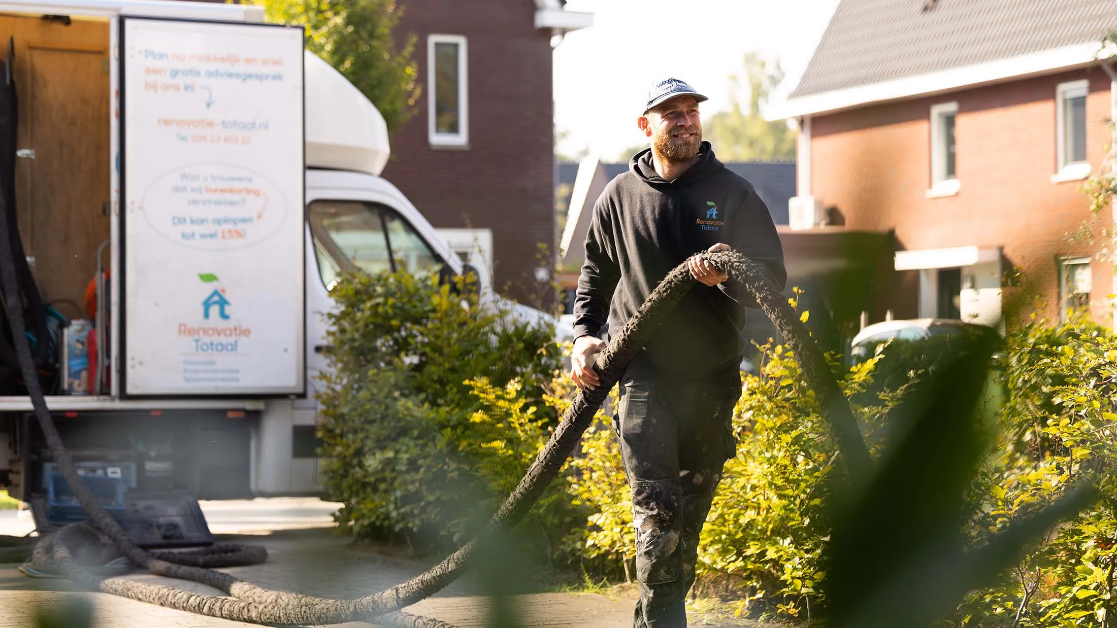 Monteur van Isolatiebedrijf Haarlem blaast isolatie in bij een woning