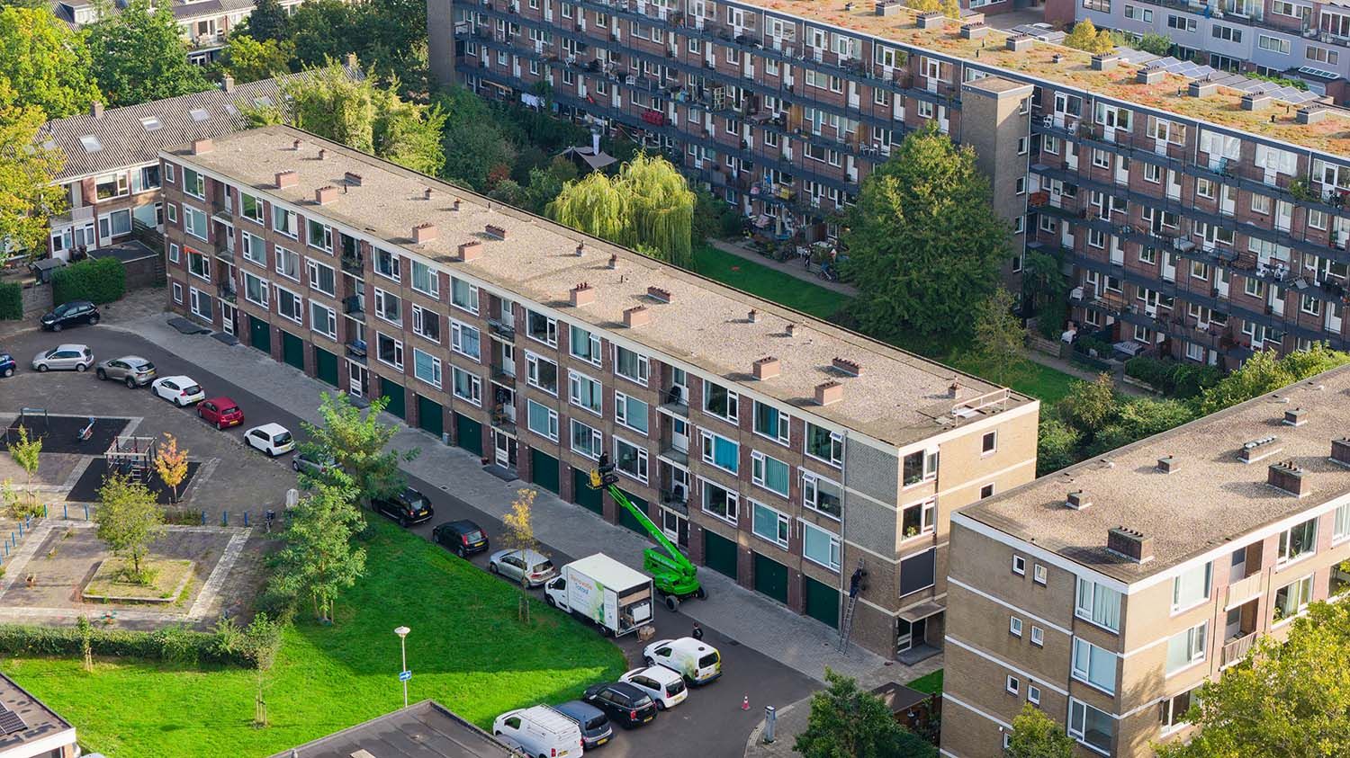 Luchtfoto van een appartementencomplex van een VvE in Schalkwijk, Haarlem